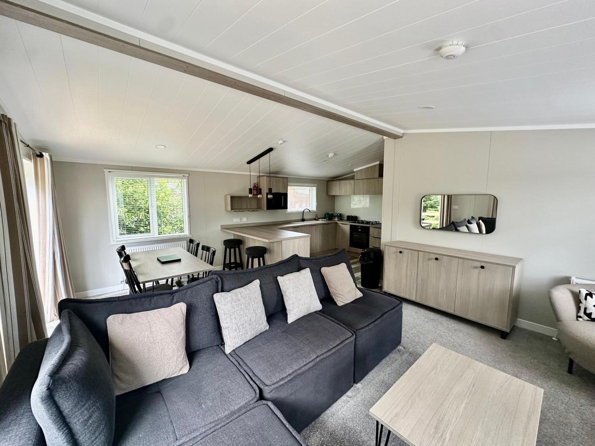 Cackle Hill Lakes, Heron * Biddenden